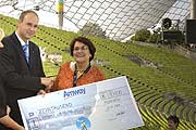 Dimitri van den Oever, Deutschland Chef der Firma Amway, überreichte einen 10.000 € Scheck für die Unicef Hilfe in Afrika an Edith v. Ude-Welser. Mit 1.441 Mitarbeitern und Beratern war die Puchheimer Direktvertriebsfirma die "fitteste" Fimra am Start (Foto: Marikka-Laila Maisel)